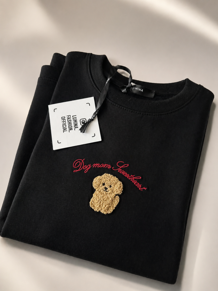 T-Shirt “Dog Mom Sweetheart” – Nera con ricamo LUMINA