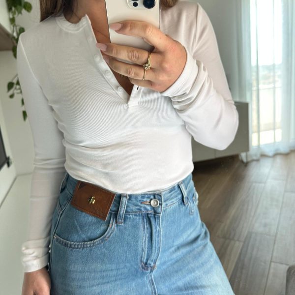 maglia bianca crop con bottoncini