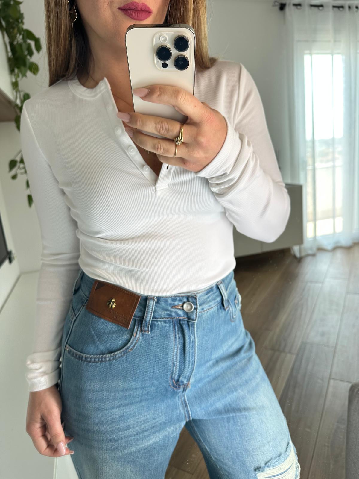 maglia bianca crop con bottoncini